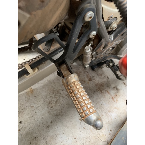 SUZUKI DR 650 PILLION PEGS NEED SOME TLC LEFT & RIGHT WITH BRACKETS 