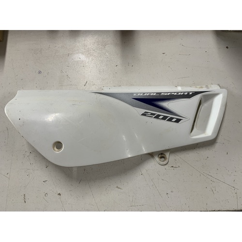 SUZUKI DR 200  RIGHT SIDE PLASTIC SIDE COVER WHITE